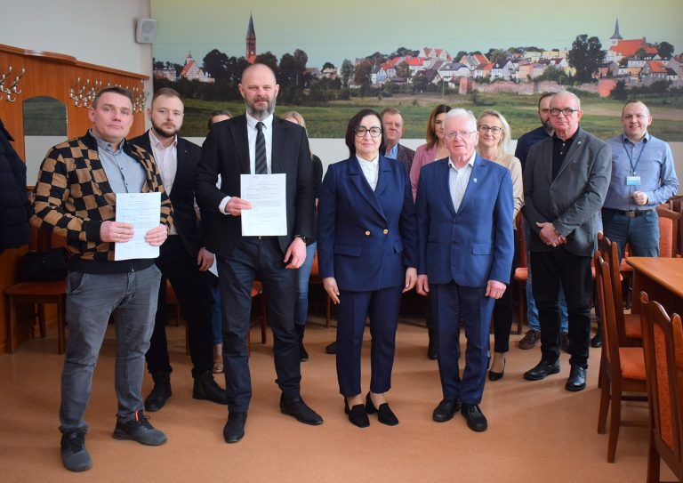 Podpisanie umowy na modernizacje dróg w Skarszewach